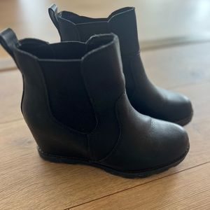 Universal Threads Black wedge booty. Women’s size 7
